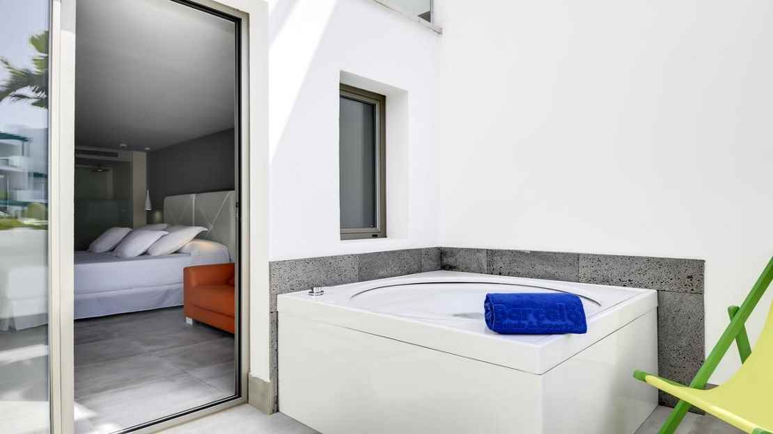 Deluxe Room with Hydromassage Bathtub
